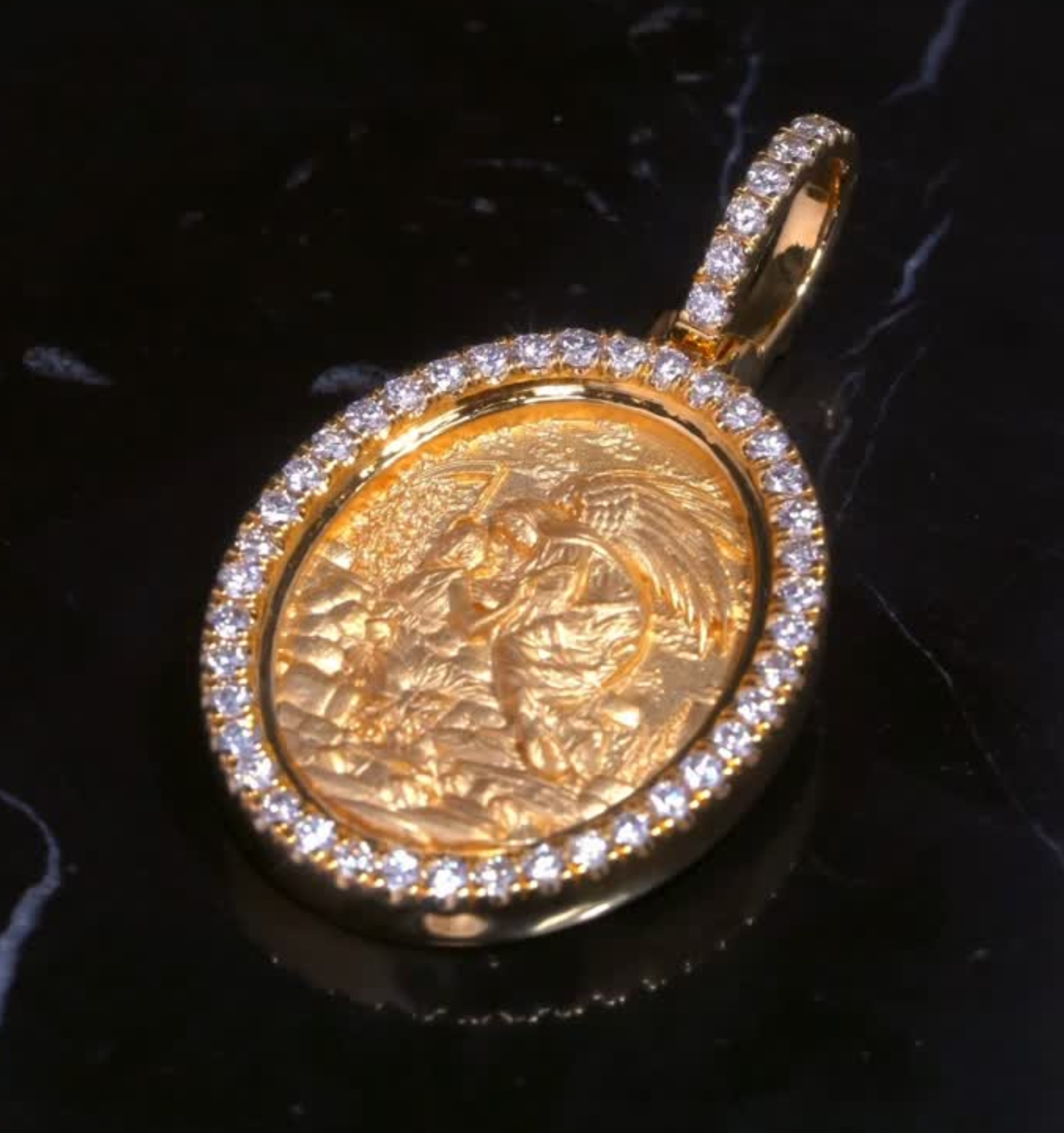 Colgante "Love Don't Die" en oro de 14k