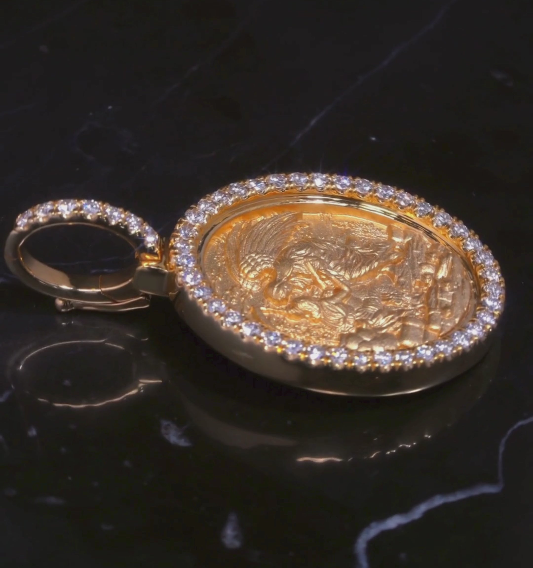 Colgante "Love Don't Die" en oro de 14k